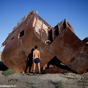 "Девушка и обломки корабля", 2011